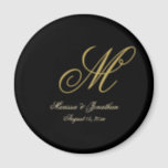 Chic Gold Monogram Script Black Wedding Magnet<br><div class="desc">Dieser elegante, schwarze, kundenspezifische Monogramm Hochzeitsmagnet wird Ihren Gunst-Gaben noch mehr Klasse verleihen. Die schicke Designvorlage enthält das Monogramm des Bräutigams mit dem Vornamen des Bräutigams und des Bräutigams sowie das Hochzeitstermin in Imitaten, um es zu personalisieren. Karo in unserem I Liebe Weddingz Shop um mehr zu erfahren. Entworfen von...</div>