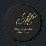 Chic Gold Monogram Script Black Wedding Magnet<br><div class="desc">Dieser elegante, schwarze, kundenspezifische Monogramm Hochzeitsmagnet wird Ihren Gunst-Gaben noch mehr Klasse verleihen. Die schicke Designvorlage enthält das Monogramm des Bräutigams mit dem Vornamen des Bräutigams und des Bräutigams sowie das Hochzeitstermin in Imitaten, um es zu personalisieren. Karo in unserem I Liebe Weddingz Shop um mehr zu erfahren. Entworfen von...</div>
