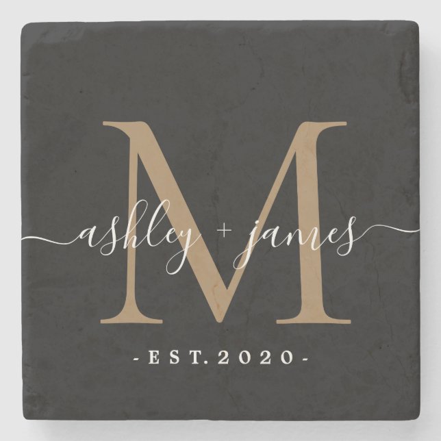 Chic Gold Monogram Script-Namen Hochzeitdatum Schw Steinuntersetzer (Vorderseite)