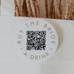 Chic Gold Typografie Kaufen Sie die Braut A Drink  Button<br><div class="desc">Diese schicke Goldtypografie kaufen die Braut ein Getränk QR-Code Button ist perfekt für einen einfachen Junggeselinnen-Abschied oder Brautparty. Das einfache Design besticht durch klassisch minimalistische Gold- und Weißtypografie mit einem rustikalen Bohhustengefühl. Anpassbar in jeder Farbe.</div>