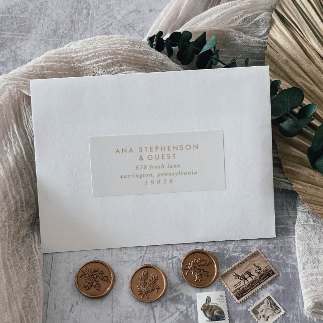 Chic Gold Typografy Wedding Guest Address Labels (Von Creator hochgeladen)