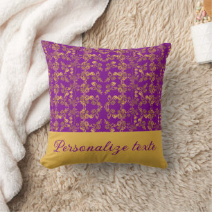 Chic Golden Floral Damask wirbeln auf lila Kissen