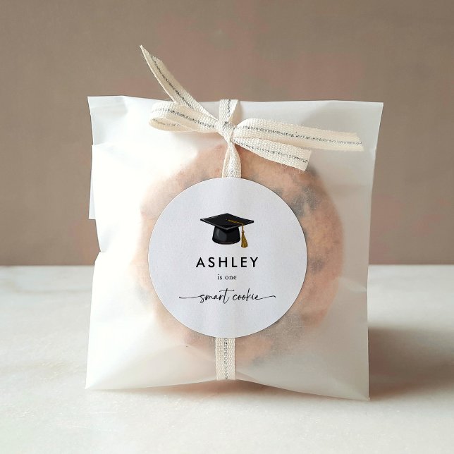 Chic Grad Cap One Smart Cookie Graduation Favor Runder Aufkleber (Von Creator hochgeladen)