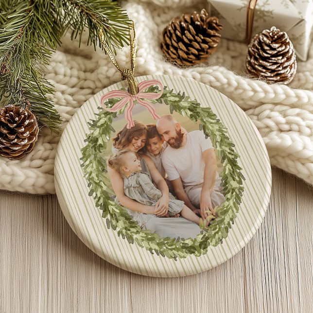 Chic Grandmillennial Coquette Weihnachtsfeier Keramik Ornament (Von Creator hochgeladen)