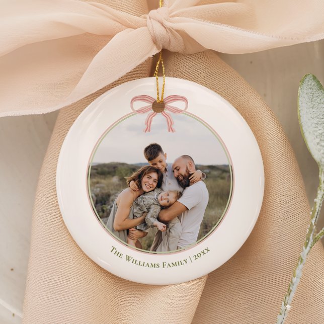 Chic Grandmillennial Coquette Weihnachtsrunde Keramik Ornament (Von Creator hochgeladen)