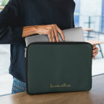 Chic Green Charcoal & Chic Script Name Monogram Laptopschutzhülle<br><div class="desc">Eine moderne,  schick grüne Holzkohle und goldene Schriftzeichen-Kalligrafie-Name Monogram Laptop-Hülle ist perfekt.</div>