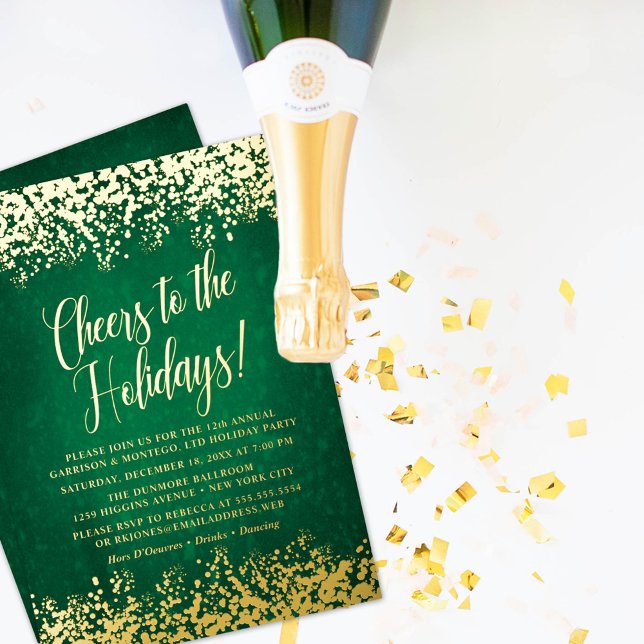 Chic Green Cheers à Foil Invitation des fêtes (Chic Green Holiday Party Foil Invitation on a white background with gold confetti & champagne.)
