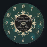 Chic Green Diamonds 50. Hochzeitstag Große Wanduhr<br><div class="desc">Elegante goldene Diamanten Hochzeitstag Uhr.</div>
