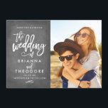 Chic Hand Letted Chalkboard Save the Date Foto<br><div class="desc">Diese elegante und moderne Foto-Save the Date-Karte verfügt über einen schönen Schriftart mit Pinselschrift auf einem Chalkboard-Hintergrund für Imitate. Besuchen Sie den Shop,  um die Erholung der Sammlung aus der Chic Typografy Gold Suite zu sehen.</div>