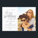Chic Hand Letted Save the Date Foto<br><div class="desc">Diese elegante und moderne Foto-Save the Date-Karte verfügt über einen schönen Schriftart mit Pinselschrift in elegantem Grau. Besuchen Sie den Shop,  um die Erholung der Sammlung aus der Chic Typografy Suite zu sehen.</div>