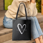 Chic Heart Personalisiert Black Tasche<br><div class="desc">Diese schwarze Tasche ist personalisiert mit Ihrem Namen in einem einfachen Schriftart über einem großen weißen Herz. Ideal für Sie, für Ihre Brautmädchen, Buchklub, Abschluss Geschenk, Geburtstagsgeschenk, Geschenk des Lehrers oder jeden Anlass. MEHR Farben in unserem Geschäft.</div>