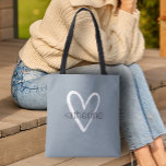 Chic Heart Personalisiert Dusty Blue Tasche<br><div class="desc">Diese staubige blaue Tasche ist mit Ihrem Namen in einem einfachen Schriftart über einem großen weißen Herz personalisiert. Ideal für Sie,  für Ihre Brautmädchen,  Buchklub,  Abschluss Geschenk,  Geburtstagsgeschenk,  Geschenk des Lehrers oder jeden Anlass. MEHR Farben in unserem Geschäft.</div>