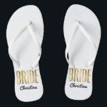 Chic-Imitat-Goldbraut, die Bachelorette Wedding Flip Flops<br><div class="desc">Elegant,  Chic und modernes Imitat druckt GoldKontur,  drehen Brautandenken Reinfälle um. Dieser klassische und hoch entwickelte Entwurf ist für die noble,  modische und stilvolle Braut perfekt. Tragen Sie sie zu Ihrem Junggeselinnen-Abschied oder zu jedem möglichem Vorhochzeit Ereignis. Aller Fotodruckentwurf.</div>