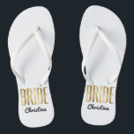 Chic-Imitat-Goldbraut, die Bachelorette Wedding Flip Flops<br><div class="desc">Elegant,  Chic und modernes Imitat druckt GoldKontur,  drehen Brautandenken Reinfälle um. Dieser klassische und hoch entwickelte Entwurf ist für die noble,  modische und stilvolle Braut perfekt. Tragen Sie sie zu Ihrem Junggeselinnen-Abschied oder zu jedem möglichem Vorhochzeit Ereignis. Aller Fotodruckentwurf.</div>