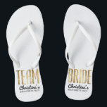 Chic-Imitat-Goldteam-Braut, die Bachelorette Flip Flops<br><div class="desc">Elegant,  Chic und modernes Imitat druckte GoldKontur,  drehen Team-Brautandenken Reinfälle um. Dieser klassische und hoch entwickelte Entwurf ist für die noble,  trendy und stilvolle Brautjungfer oder die Trauzeugin perfekt. Tragen Sie sie zum Junggeselinnen-Abschied oder zu jedem möglichem Vorhochzeit Ereignis,  um Ihre Unterstützung für die Braut zu zeigen. Aller Fotodruckentwurf.</div>
