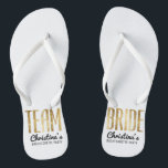 Chic-Imitat-Goldteam-Braut, die Bachelorette Flip Flops<br><div class="desc">Elegant,  Chic und modernes Imitat druckte GoldKontur,  drehen Team-Brautandenken Reinfälle um. Dieser klassische und hoch entwickelte Entwurf ist für die noble,  trendy und stilvolle Brautjungfer oder die Trauzeugin perfekt. Tragen Sie sie zum Junggeselinnen-Abschied oder zu jedem möglichem Vorhochzeit Ereignis,  um Ihre Unterstützung für die Braut zu zeigen. Aller Fotodruckentwurf.</div>