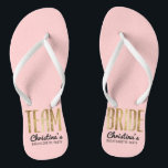 Chic-Imitat-Goldteam-Braut, die Bachelorette Flip Flops<br><div class="desc">Elegant,  Chic und modernes Imitat druckte GoldKontur-Rosen-Quarzrosa,  drehen Team-Brautandenken Reinfälle um. Dieser klassische und hoch entwickelte Entwurf ist für die noble,  trendy und stilvolle Brautjungfer oder die Trauzeugin perfekt. Tragen Sie sie zum Junggeselinnen-Abschied oder zu jedem möglichem Vorhochzeit Ereignis,  um Ihre Unterstützung für die Braut zu zeigen. Aller Fotodruckentwurf.</div>