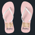 Chic-Imitat-Goldteam-Braut, die Bachelorette Flip Flops<br><div class="desc">Elegant,  Chic und modernes Imitat druckte GoldKontur-Rosen-Quarzrosa,  drehen Team-Brautandenken Reinfälle um. Dieser klassische und hoch entwickelte Entwurf ist für die noble,  trendy und stilvolle Brautjungfer oder die Trauzeugin perfekt. Tragen Sie sie zum Junggeselinnen-Abschied oder zu jedem möglichem Vorhochzeit Ereignis,  um Ihre Unterstützung für die Braut zu zeigen. Aller Fotodruckentwurf.</div>