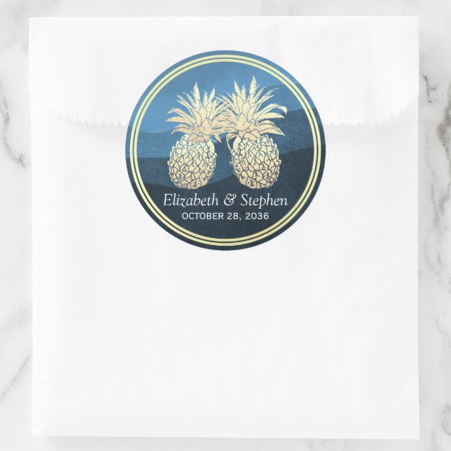 Chic Imitate Gold Ananas Couple Blue Wave Wedding Runder Aufkleber (Tasche)