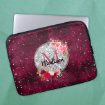Chic Imitate Silver Glitzer Burgundy Floral Monogr Laptopschutzhülle<br><div class="desc">Hübsche schicke und elegante Vintage Blume mädchenhafte Imitate Glitzer in Bordeaux, Rose und Silber zu schaffen eine besondere stilvolle Laptop-Ärmel. Fügen Sie Ihrem Büro, Ihrem Schreibtisch oder Ihrem persönlichen Raum einen stilvollen individuelle Name und eine monografische Laptop-Hülle hinzu. Das perfekte Accessoire für ein modernes Mädchen oder eine modische Frau. Schönes,...</div>