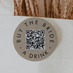 Chic Imitats Kraft kaufen Brie A Drink QR Code Button<br><div class="desc">Dieses schicke Imitat Kaufen die Braut ein Getränk QR-Code-Button ist perfekt für einen einfachen Junggeselinnen-Abschied oder Brautparty. Das schlichte Design zeichnet sich durch klassisch minimalistische schwarze Typografie auf einem Imitat Kraftpapier-Look Hintergrund mit rustikalem boho Stil aus.</div>