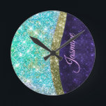 Chic iridescent lila Blue Imitats Glitzer Monogram Runde Wanduhr<br><div class="desc">Dieses trendige, schicke Design der Luxus-Wall-Uhr mit elegantem, silberfarbenem und glänzenden Imitat-Glitzer in Einhorn, Regenbogen, aquamarin, aqua, lila blauen Farbtönen. Das macht den perfekten 16 Geburtstag, Hochzeit, Brautparty, Jubiläum, Babydusche oder Junggeselinnen-Abschied Geschenk für jemanden, der Lieben glamourösen Luxus und schicke Stile. Zeigen Sie Ihren persönlichen Stil ab und erweitern Sie...</div>