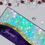 Chic iridescent lila Blue Imitats Glitzer Monogram Schreibtischunterlage<br><div class="desc">Chic irisierende lila blaue Imitate Glitzer Monogramm Schreibtischmatte. Fügen Sie Ihrem Zuhause-Büro oder Studentenwohnheim eine Touch Glitzer und Glanz mit dieser eleganten Schreibtischmatte hinzu. Um es besonders zu machen, ist es auch mit Monogramm und personalisiert mit Namen oder Initialen. Klicken Sie auf den Link "Weiter" und verwenden Sie das Design-Tool,...</div>