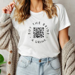 Chic kauft die Braut einen Drink-Junggeselinnen-Ab<br><div class="desc">Diese schicke kaufen die Braut ein Getränk Junggeselinnen-Abschied Tri-Mix-Shirt ist ideal für einen einfachen Junggeselinnen-Abschied oder Brautparty. Das einfache Design zeichnet sich durch klassisch minimalistische schwarz-weiße Typografie mit einem rustikalen Bohustempfinden aus. Anpassbar in jeder Farbe.</div>