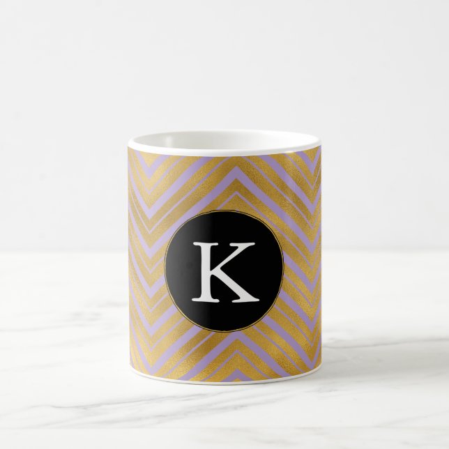 Chic Lavender Lila Gold Zickzack Monogram Kaffeetasse (Mittel)