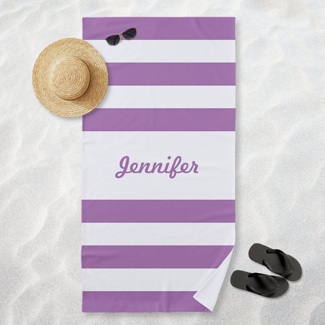 Chic Lavender Lila weiße Streifen Personalisiert Strandtuch (Chic Lavender Purple White Stripes Personalized Beach Towel)