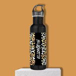 Chic Leopard Print Edelstahlflasche<br><div class="desc">Ein lustiger Leopardendruck umkreist diese Wasserflasche aus schwarzem Edelstahl, personalisiert mit dem Namen, der vertikal in schicker Schrift gedruckt wird.</div>