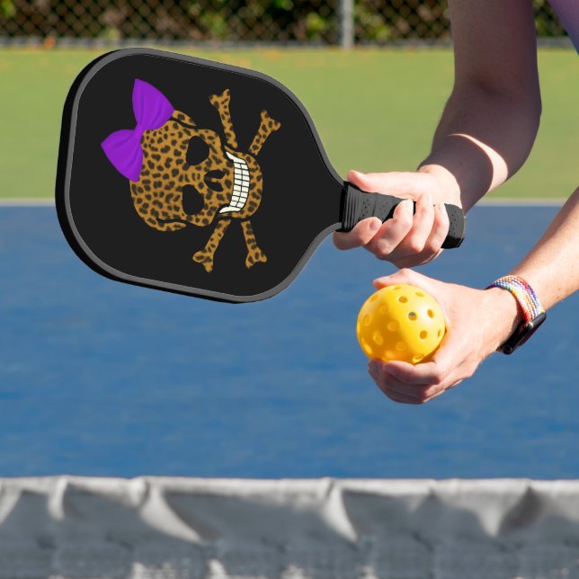 Chic Leopard Print Pirate Skull Lila Bow Pickleball Schläger (InSitu)