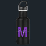 Chic Lila Driving Glitzer Monogram Name Edelstahlflasche<br><div class="desc">Diese schicke personalisierte Wasserflasche verfügt über ein Monogramm-Initial in Imitaten, die mit Ihrem Namen lila sind, in einem eleganten, handgeschriebenen weißen Schrift auf schwarzem Hintergrund. Entworfen für Sie von Extreme T-Shirts!</div>