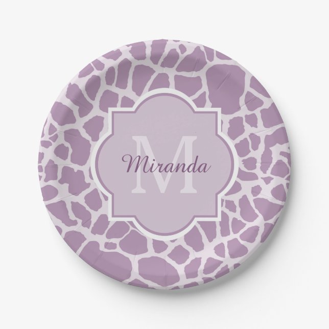 Chic-lila Giraffen-Druck mit Monogramm und Namen Pappteller (Vorderseite)