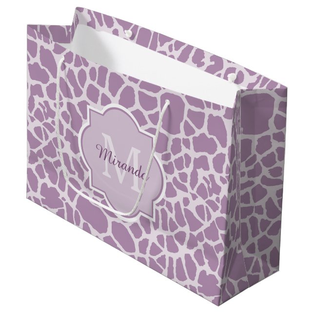 Chic Lila Giraffenausdruck mit Monogramm und Name Große Geschenktüte (Vorderseite Schrägansicht)