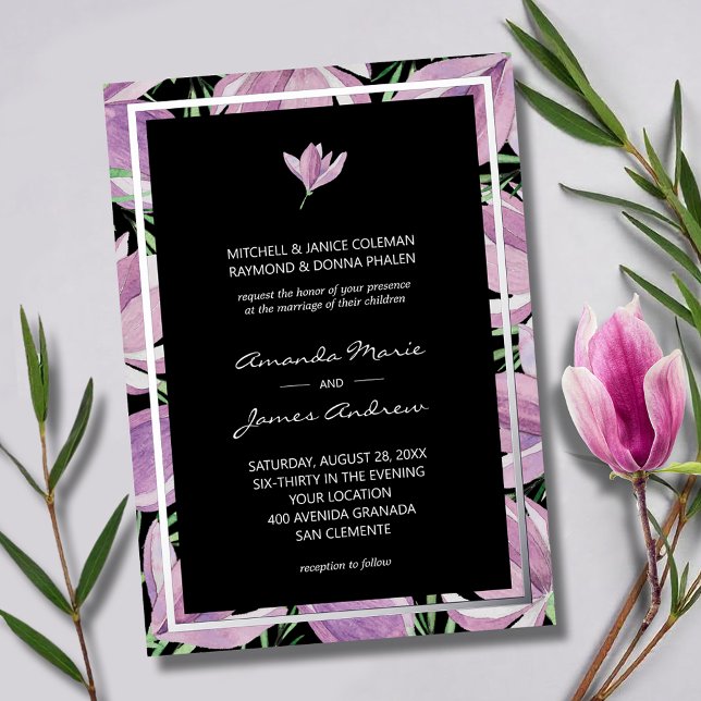 Chic Lila Magnolias auf Black Wedding Silver Folieneinladung (Chic purple and white magnolias on black wedding invitations with silver foil border)
