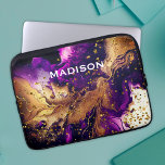 Chic lila vergoldete Imitate Glitzer Marmormonogra Laptopschutzhülle<br><div class="desc">Niedliche lila magenta Gold Imitate Glitzer Marmor Art Monogram Laptop Ärmel. Mit einem schicken und stilvollen, mit Monogramm Laptop-Ärmel können Sie Ihrem Büro, Ihrem Schreibtisch oder Ihrem persönlichen Raum Stil hinzufügen. Das perfekte Accessoire für ein zeitgenössisches Mädchen oder eine moderne Frau. Ein schönes, modernes und cooles Design, das Sie über...</div>