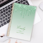 Chic Luxury Glitzer Tropfen Personalisiert Green 2 Planer<br><div class="desc">Dieser schicke Planer verfügt über einen funkelnd grünen Imitat Glitzer Tropfen Rand und grüne Ober Hintergrund. Personalisieren Sie es mit ihrem Namen in elegantem Skript über einem grünen Diamantentrenner. Die Wörter "2025 Planer" oder ein anderer Text Ihrer Wahl erscheinen im serifenlosen Schriftart unten.</div>
