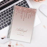 Chic Luxury Glitzer Tropfen Rose Gold 2024 Planer<br><div class="desc">Dieser schicke Planer verfügt über eine funkelnd Rose Gold Imitate Glitzer Tropfen Rand und Rose Gold ombre Hintergrund. Personalisieren Sie es mit ihrem Namen in elegantem Drehbuch über eine Rose Gold Diamond Divider. Die Wörter "2024 Planer" oder ein anderer Text Ihrer Wahl erscheinen im Serif-Schriftart unten.</div>