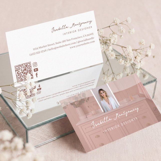 Chic Luxus Rosa Skript Innenausstatter Foto QR Visitenkarte (Chic Luxury Pink Script Interior Designer Photo QR Business Card)