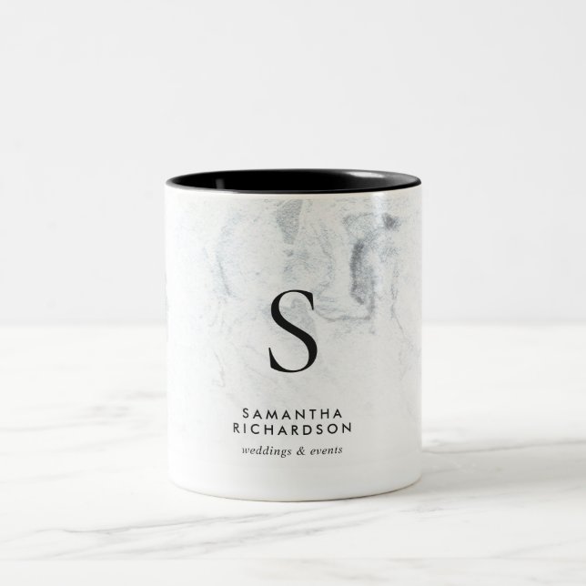 Chic Marble Monogram Zweifarbige Tasse (Mittel)
