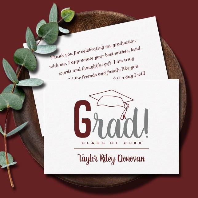 Chic Maroon Grad Cap Abschluss Mitteilungskarte (Maroon and gray grad cap graduation flat note cards with name on front, your message on the back)