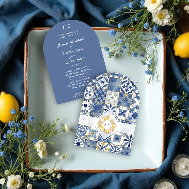 Chic Mediterranean Tiles Monogram Lemons & Flowers Einladung (Chic Mediterranean Tiles Monogram Lemons & Flowers Wedding Invitation Cards with Initials.)