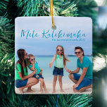 Chic Mele Kalikimaka Family Beach Foto Keramikornament<br><div class="desc">Chic individualisierbare Beach Foto Weihnachtsschmuck mit Ihrem Lieblings-Tropen-Foto in der Sonne. Fügen Sie ein Foto Ihrer Lieblingsgedächtnisse aus Ihrem Inselurlaub an die Küste vorne und ein Foto auf der Rückseite. Ein wunderschönes Schmuckgeschenk an der Küste mit hübschem blauen Schriftzeichen über dem Bild.</div>