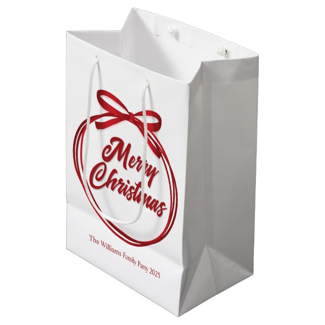 Chic Merry Christmas Script Red Ribbon Bow Mittlere Geschenktüte (Vorderseite Schrägansicht)