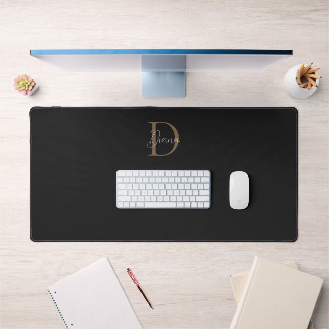 Chic Midnight Black Mossy Gold Script Monogram Schreibtischunterlage (Büro 1)