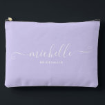Chic Minimal Iris Lila Personalisiert Bridesmaid Zubehörtasche<br><div class="desc">Mit unserem schicken Minimalistischen Iris Lila Personalisierten Bridesmaid Accessoires Pouch, einem stilvollen und vielseitigen Geschenk, das Ihre Brautjungfrauen in Eleganz feiern soll. Dieses Accessoire ist der Inbegriff des modernen Chic, perfekt für jeden Anlass, von Bräunungsvorschlägen bis zu Brautpartys. Dieses Lila Iris-Farbtupfer in minimalistischem Design strahlt Eleganz aus. Seine Einfachheit und...</div>
