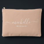 Chic Minimal Sand Beige Personalisiert Bridesmaid Zubehörtasche<br><div class="desc">Mit unserem schicken, Minimalistischen Sand Beige Personalisierten Bridesmaid Accessoires Pouch, einem stilvollen und vielseitigen Geschenk, das Ihre Brautjungfrauen in Eleganz feiern soll. Dieses Accessoire ist der Inbegriff des modernen Chic, perfekt für jeden Anlass, von Bräunungsvorschlägen bis zu Brautpartys. Das minimalistische Design dieses Puppenhauses besticht durch eine Sand-Beige-Farbe, die raffiniert wirkt....</div>