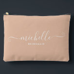 Chic Minimal Sand Beige Personalisiert Bridesmaid Zubehörtasche<br><div class="desc">Mit unserem schicken, Minimalistischen Sand Beige Personalisierten Bridesmaid Accessoires Pouch, einem stilvollen und vielseitigen Geschenk, das Ihre Brautjungfrauen in Eleganz feiern soll. Dieses Accessoire ist der Inbegriff des modernen Chic, perfekt für jeden Anlass, von Bräunungsvorschlägen bis zu Brautpartys. Das minimalistische Design dieses Puppenhauses besticht durch eine Sand-Beige-Farbe, die raffiniert wirkt....</div>