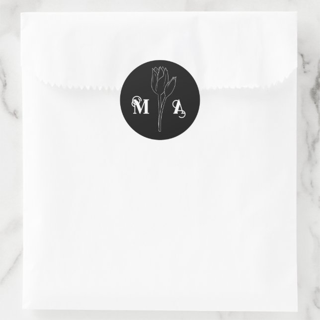 Chic Minimal Schwarz-Weiß-Blüteninitials Runder Aufkleber (Tasche)